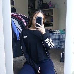 Cropped Slogan Pullover